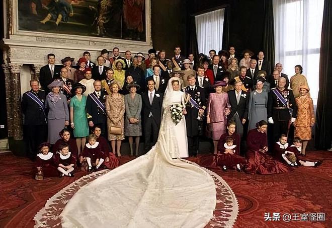 服51岁的她温婉美艳曾用三周搞定王储AG真人网页荷兰王后隔15年再穿百花(图15)