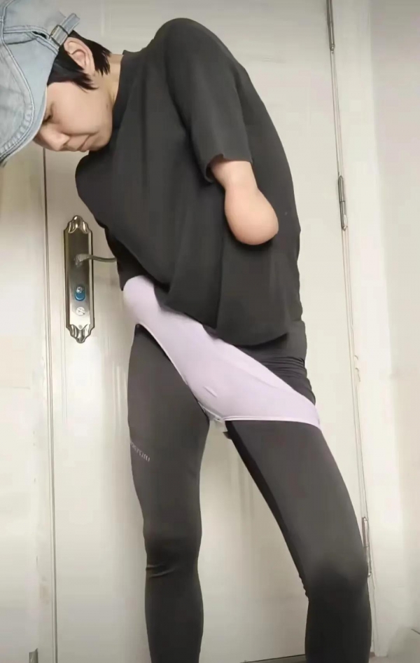 事人发声：：希望更多人关注AG真人无手女孩换卫生巾当(图3)