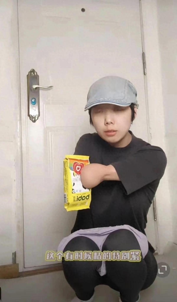 事人发声：：希望更多人关注AG真人无手女孩换卫生巾当(图2)